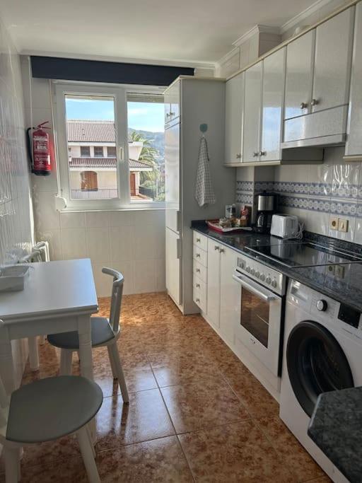 Playa De Berria -Apartamento Con Piscina Y Vistas Al Mar Santona Exterior photo